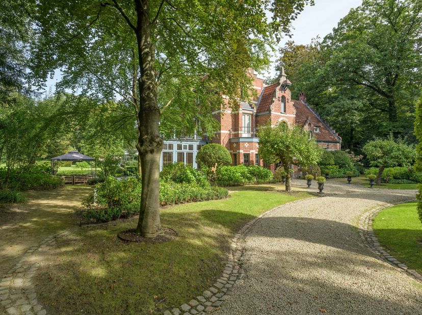 À la frontière de Schoten et de 's Gravenwezel se trouve ce morceau d'histoire datant de 1758. Sur une parcelle d'environ 9 053 m², la villa "'t Wit K