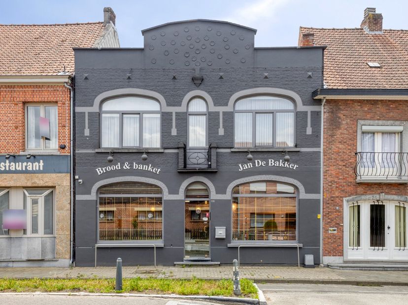 Op een uitstekend zichtbare locatie langs de Gompelbaan in Mol bevindt zich dit ruime handelshuis met tal van mogelijkheden voor ondernemers, investee