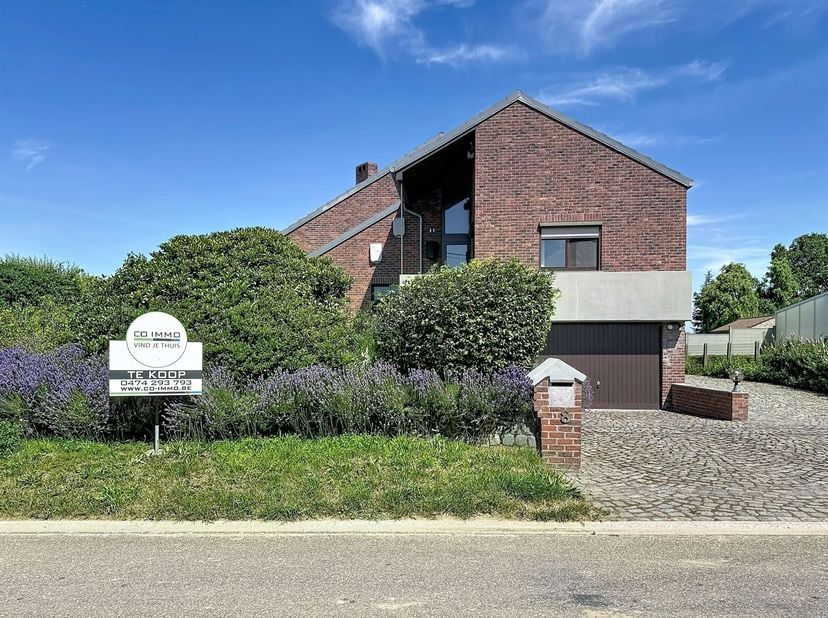Zeer ruime open bebouwing met prachtig aangelegde tuin, gelegen te Kortenaken, Zandstraat 8, op een perceel van 19a 76ca.<br />
<br />
Deze ruime ge