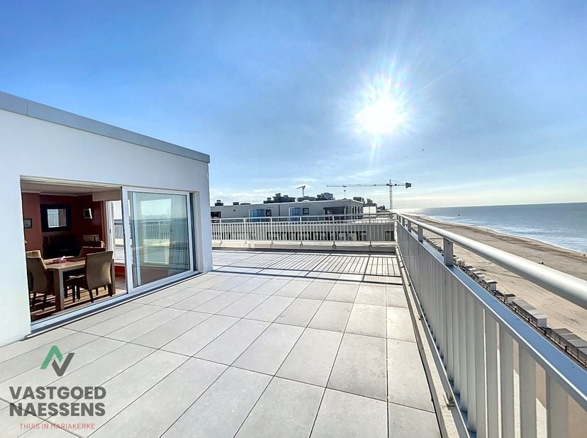 Deze unieke penthouse is gelegen op de 9de verdieping van de residentie "BYBLOS", de residentie bevindt zich op de Zeedijk van Mariakerke waardoor het