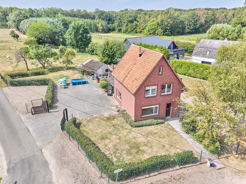 Bent u op zoek naar een woning waar rust, ruimte en natuur centraal staan? Dan is deze woning, gelegen aan de Achelse Dijk 17 in Bocholt, absoluut het