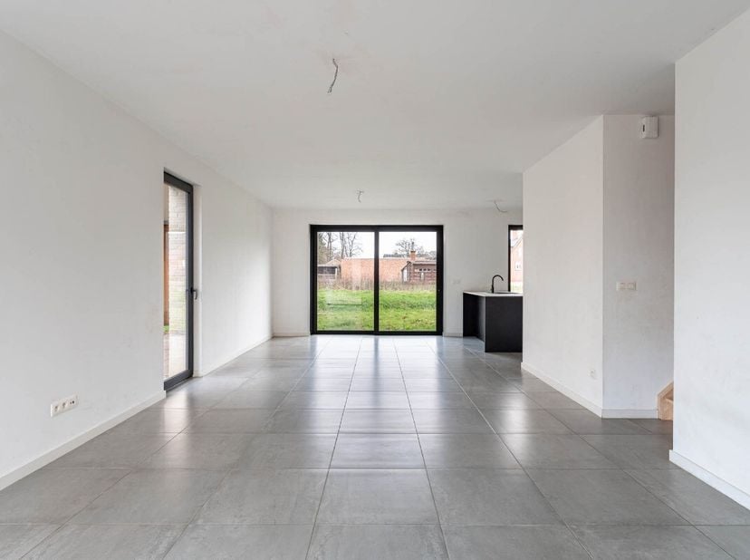 Te koop: moderne halfopen woning in Houthalen-Helchteren, gelegen in een rustige autoluwe straat aan de rand van het centrum, omringd door groen en na
