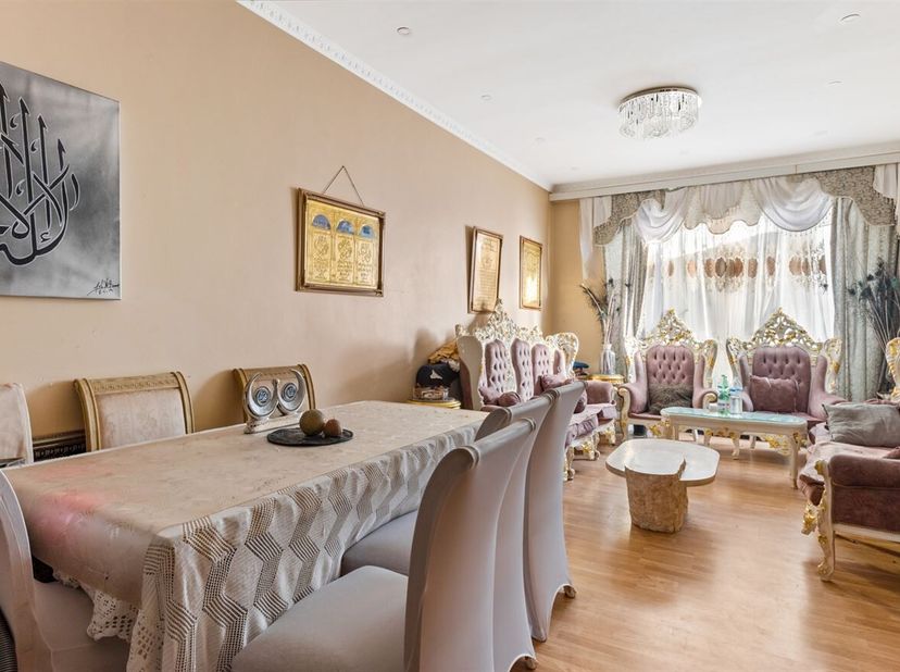 Ligging: Deze op te frissen woning is centraal en gunstig gelegen nabij de Bredabaan en Groenendaallaan. Verschillende scholen, winkels, horeca en het