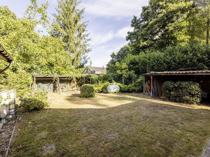 Chalet op een perceel van 832m²<br />
Deze chalet werd in 1987 opgebouwd en staat op een perceel van 832m².<br />
Ligging: Rustig en groen gelegen met