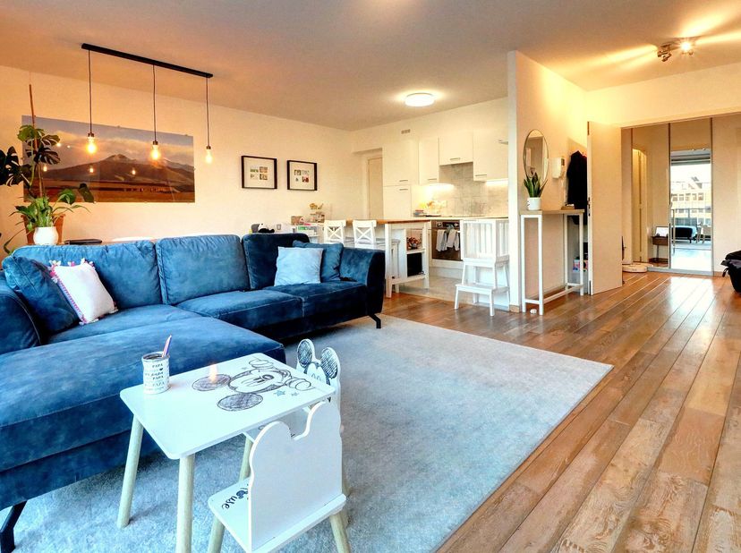 Mooi gemeubeld appartement van + - 85m² bestaande uit:<br />
- 1 nachthal met kasten<br />
- 1 slaapkamer van 11m² met inbouwkast en doucheruimte<br /