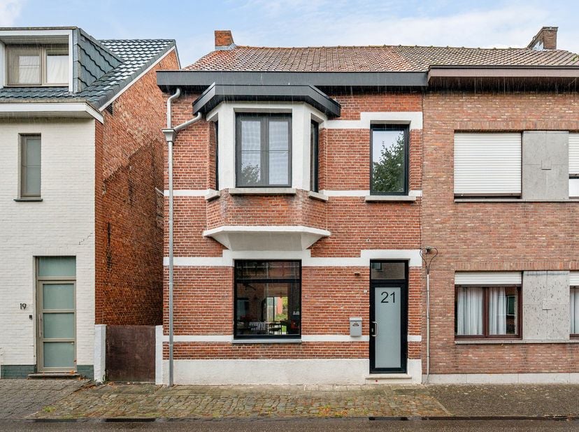 Gerenoveerde gezinswoning met 3 slaapkamers en garage nabij centrum en Kalmthoutse Heide<br />
Deze grondig gerenoveerde gezinswoning aan de Drieslei