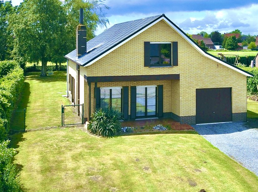 In een aangename en landelijke omgeving vindt u deze verzorgde alleenstaande woning in Adegem. <br />
Dankzij het open uitzicht over de omliggende vel