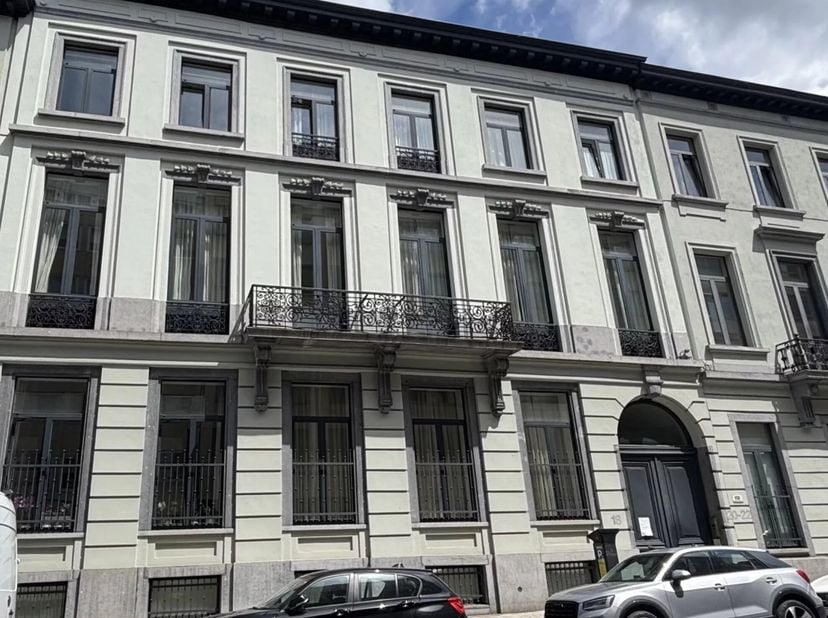 Situé au cur de Bruxelles proche de la place Stephanie, cet appartement exceptionnel de 246 m² offre un cadre de vie élégant au sein dun immeuble pres
