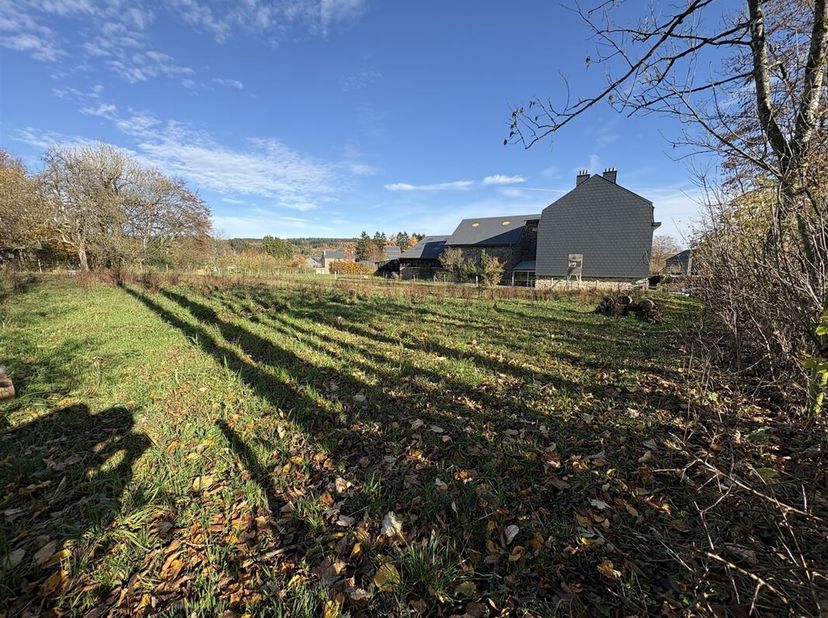 MCA Immobilier biedt u dit bouwperceel aan, ideaal gelegen in het charmante dorpje Grandmenil, in een rustige en groene omgeving, dicht bij alle voorz