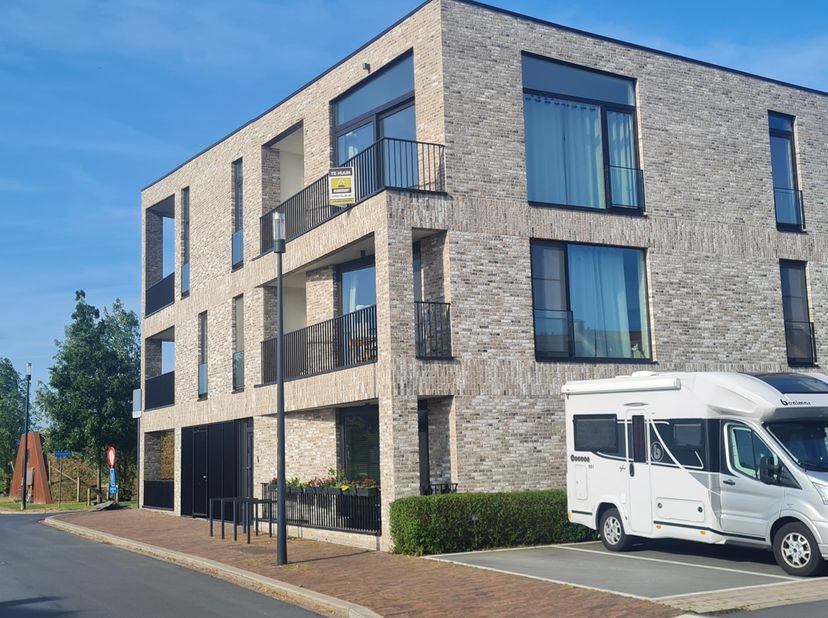 Op zoek naar comfortabel en hedendaags wonen in een rustige omgeving? Dit recente appartement (bouwjaar 2021) combineert modern wooncomfort met een sc