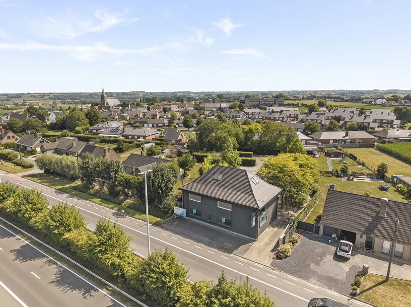 TOPgelegen langs de N60, genietend van alle visibiliteit: leuk instapklaar groot kantoorgebouw/praktijk met grote achterliggende privé-parking. Fantas
