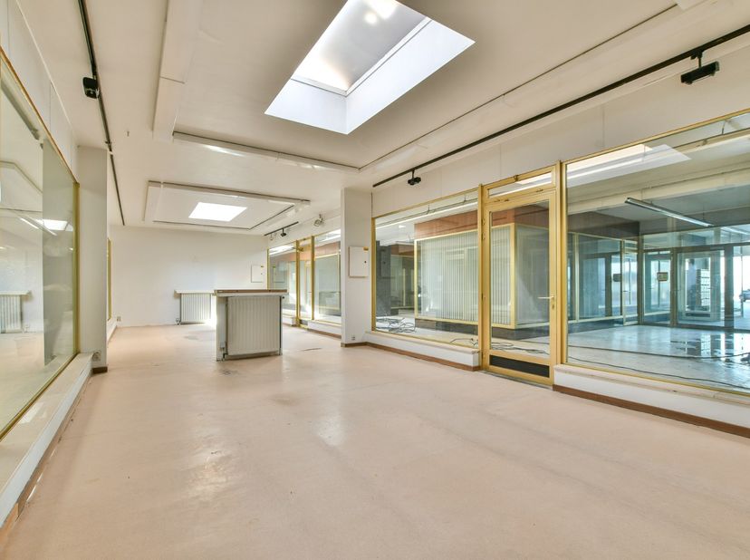 Goed gelegen handelspand met visibiliteit vanop de Zeedijk te Blankenberge! Centraal gelegen in de befaamde winkelgalerij 'Excelsior' rondom tal van a