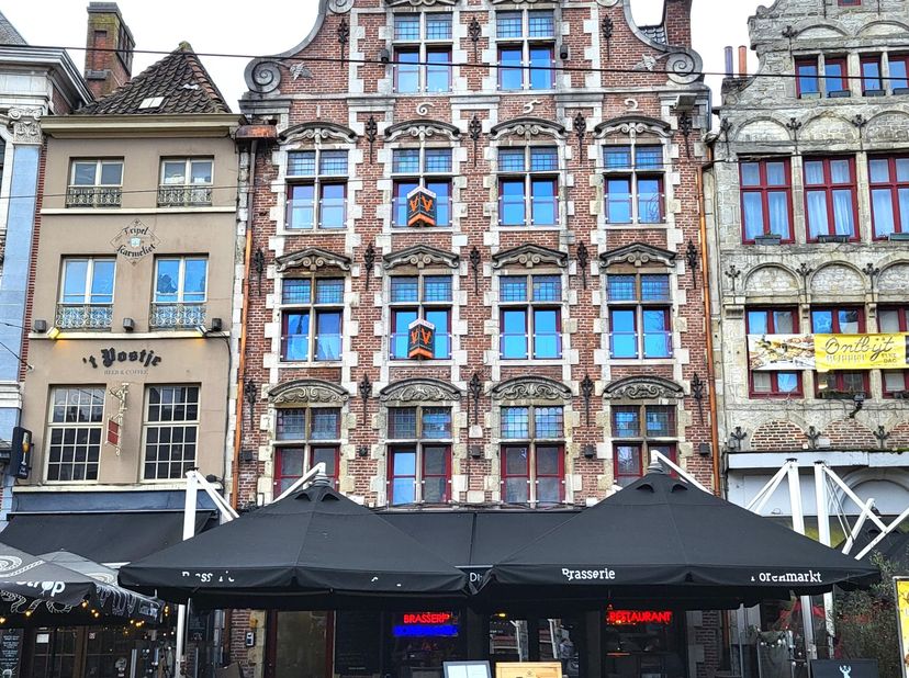 STEL UW KANDIDATUUR VIA DE KANDIDATUURFICHE terug te vinden via de volgende link - https://www.agencedeville.be/nl/pand/korenmarkt-30302-9000-gent  (d