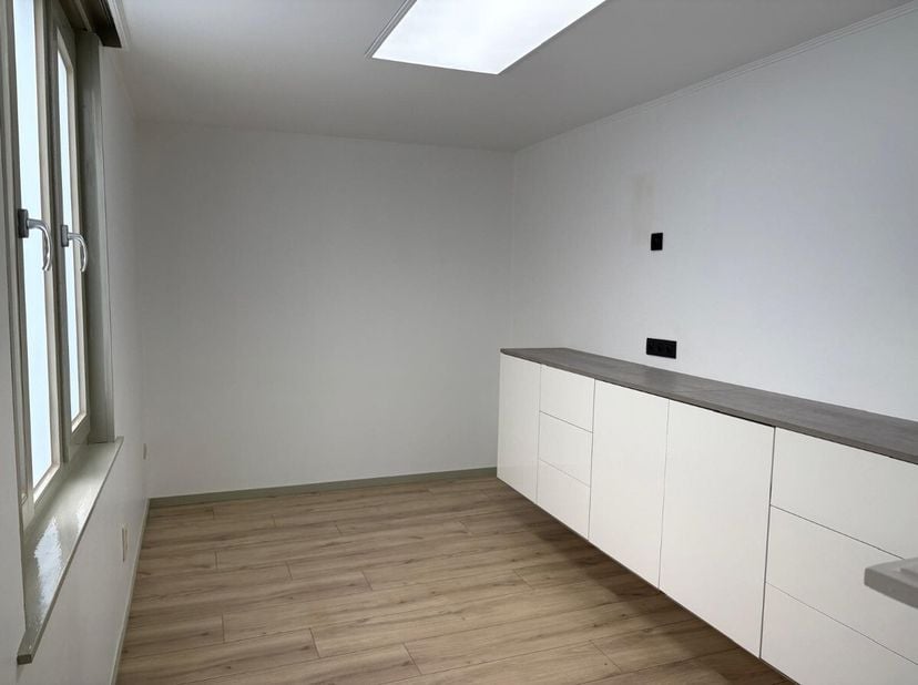 Te koop: karaktervolle gesloten opbrengsteigendom Deze woning bestaande uit 3 totaal gerenoveerde appartementen met een residentiële sfeer gecombineer