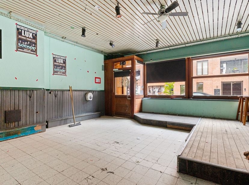 Handelspand met woonst in het centrum van Herenthout<br />
Dit handelshuis geniet van een uiterst commerciële en strategische ligging in het bruisend