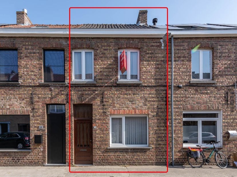 MAISON MITOYENNE AVEC JARDIN ET GARAGE<br />
<br />
Située dans un quartier résidentiel calme et prisé de Sint-Kruis (Bruges), cette maison mitoyenne