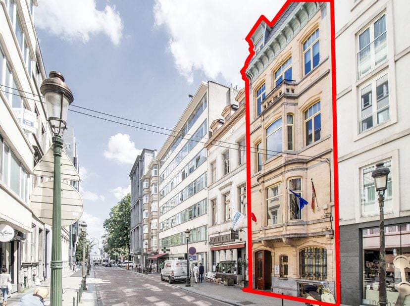 Nous avons le plaisir de vous présenter ce bien exceptionnel situé à Bruxelles au coeur du quartier Européen. Vous serez séduits par son architecture