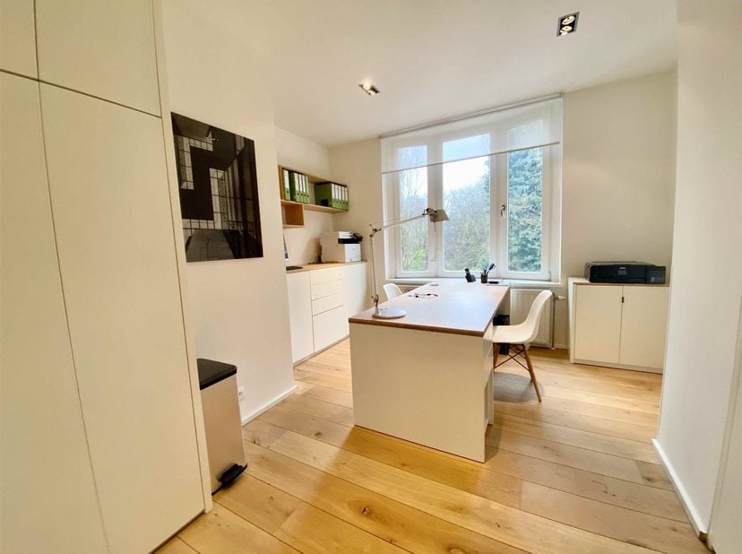 Description : Ixelles, à proximité de la place du Châtelain et en face du Parc Tenbosch, espace bureau en état impeccable, équipé avec le mobilier, si