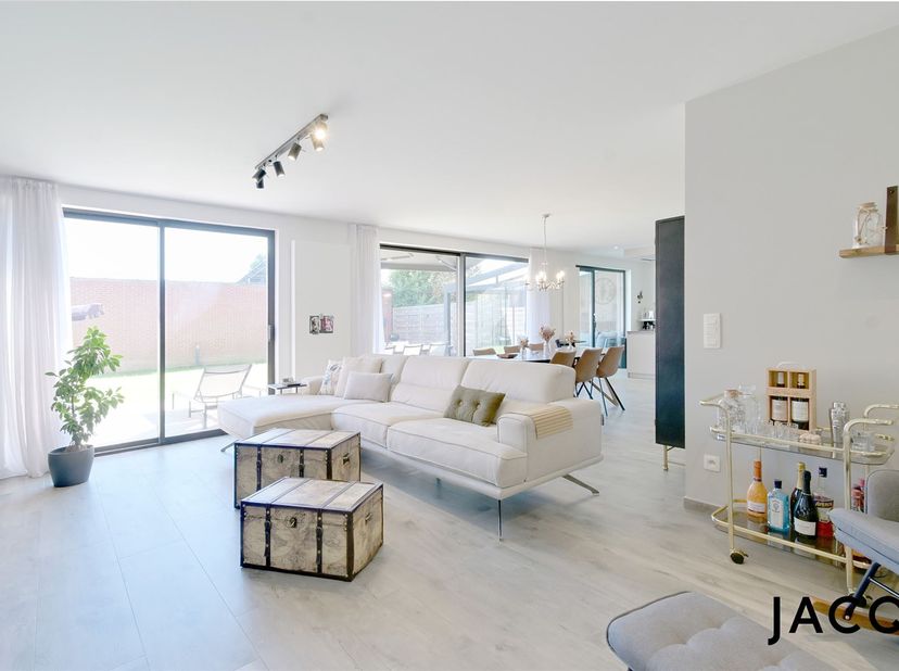 JACQ Real Estate stelt u met plezier dit luxueus afgewerkte en moderne appartement voor in Borsbeek, waar comfort, ruimte en een hoogwaardige afwerkin