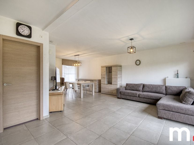 Bent u op zoek naar een ruime, moderne woning met oog voor detail in Anzegem? Dan is deze prachtige woning wellicht wat u zoekt! Deze stijlvolle wonin