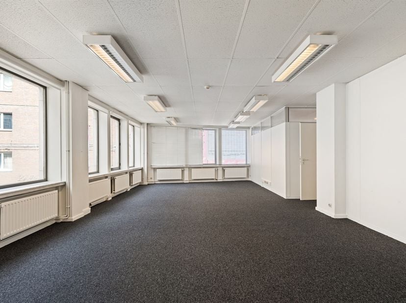 Kantoorruimte op een bruikbare vloeroppervlakte van 304 m² met veel potentieel en een ideale ligging. Dit pand bevindt zich nabij de invalswegen van s