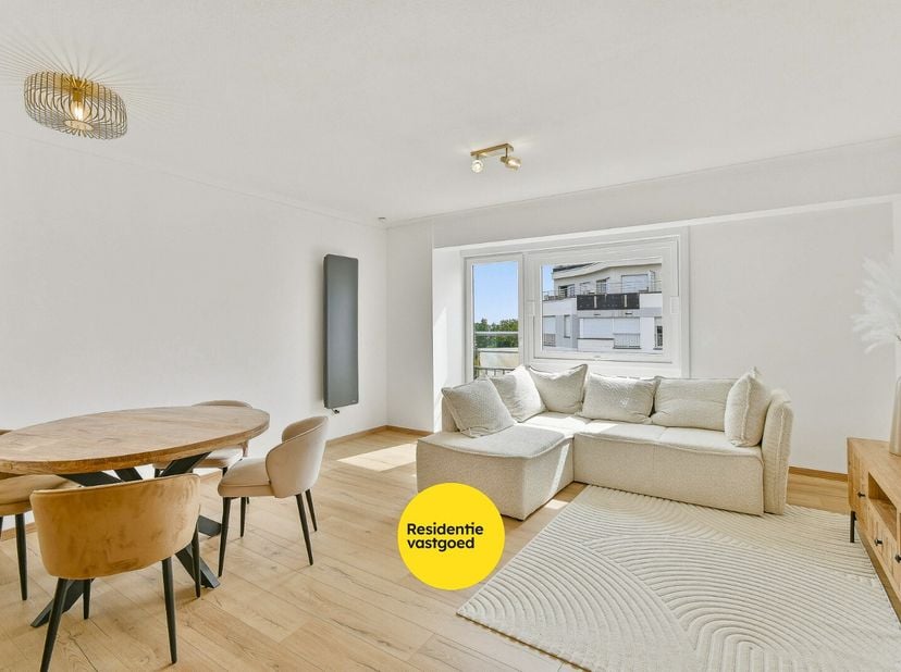 Dit aangename en volledig gemeubelde appartement is gelegen in het hart van Westende-bad en vormt een ideale uitvalsbasis aan zee of een interessante