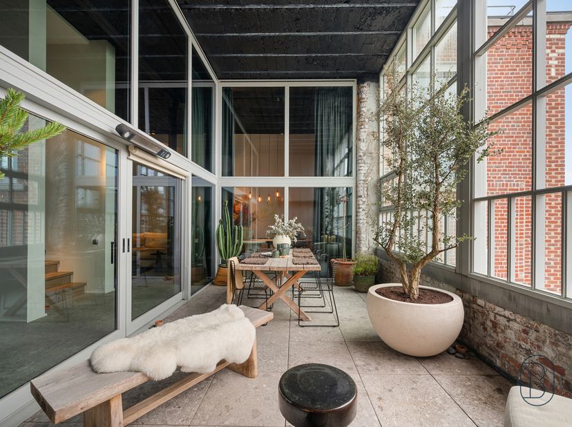 Loft EXCLUSIVE et UNIQUEMENT FINIE avec 2 chambres et salle de bain privative, espace bureau supplémentaire et charmante TERRASSE couverte. Vous vous