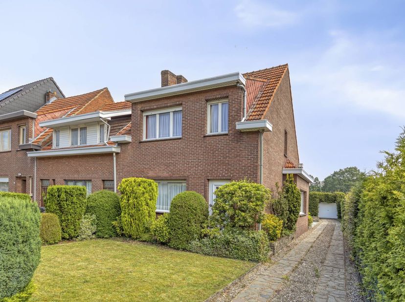 Op een gunstige locatie in Brasschaat bevindt zich deze te renoveren halfopen bebouwing met garage, bijgebouw en een mooie tuin dat privacy biedt. Dan