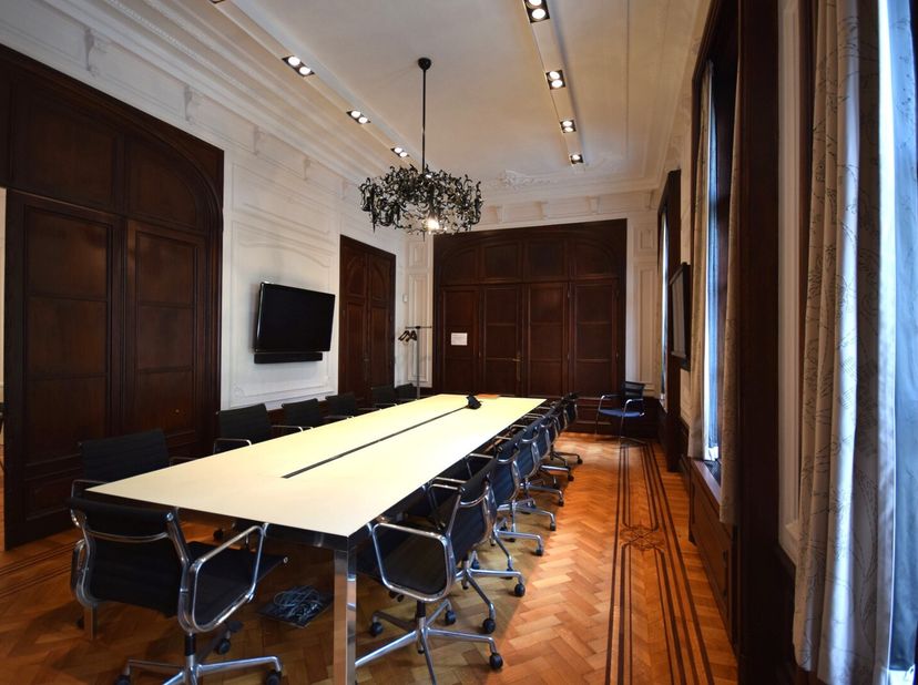 Gelegen in het historische hart van Brussel, biedt het Van Orley-centrum een ideale werkomgeving. Dit unieke en charmante gebouw geniet van zeer veel