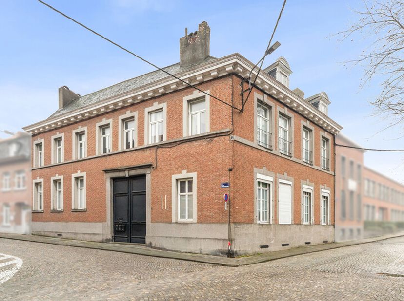 In een rustige straat van het historische centrum van Ath bevindt zich dit opbrengsteigendom met een sterke en stabiele verhuurbaarheid. De ligging op