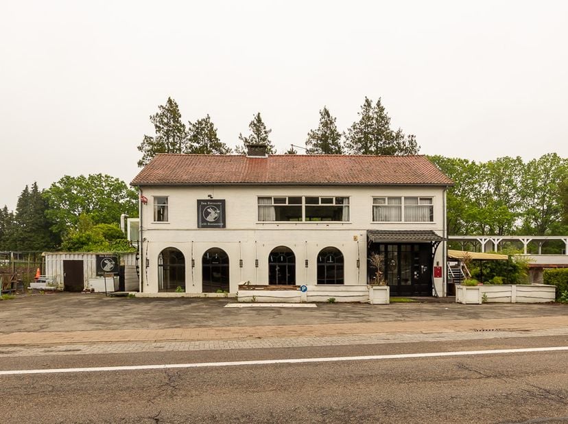Het gebouw deed voorheen dienst als restaurant en dient heden hoofdzakelijk beschouwd te worden als projectgrond of pand met herontwikkelingspotentiee