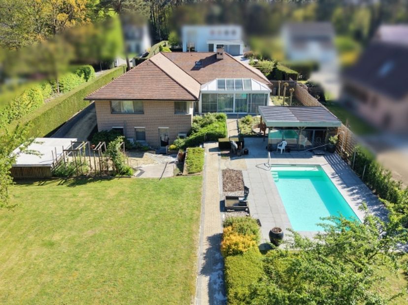 Rustig en residentieel gelegen villa op een mooi perceel van 29a67ca met openluchtzwembad.&amp;nbsp;<br />
De villa omvat: inkomhal, living van 64m² met h
