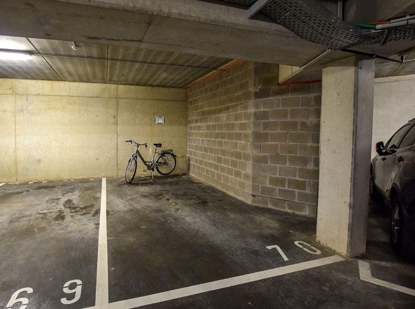 Ondergrondse privé-parkeerplaats te huur in het centrum van Nieuwpoort-Stad. De overdekte parkeerplaats N°70 is gelegen op de -1 verdieping van de rec