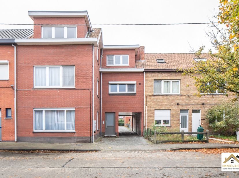 Voor wie op zoek is naar een opbrengsteigendom, is dit ruime pand met drie appartementen (allen een EPC C-Label!!) EN 7 garages aan de Henri Bernard d