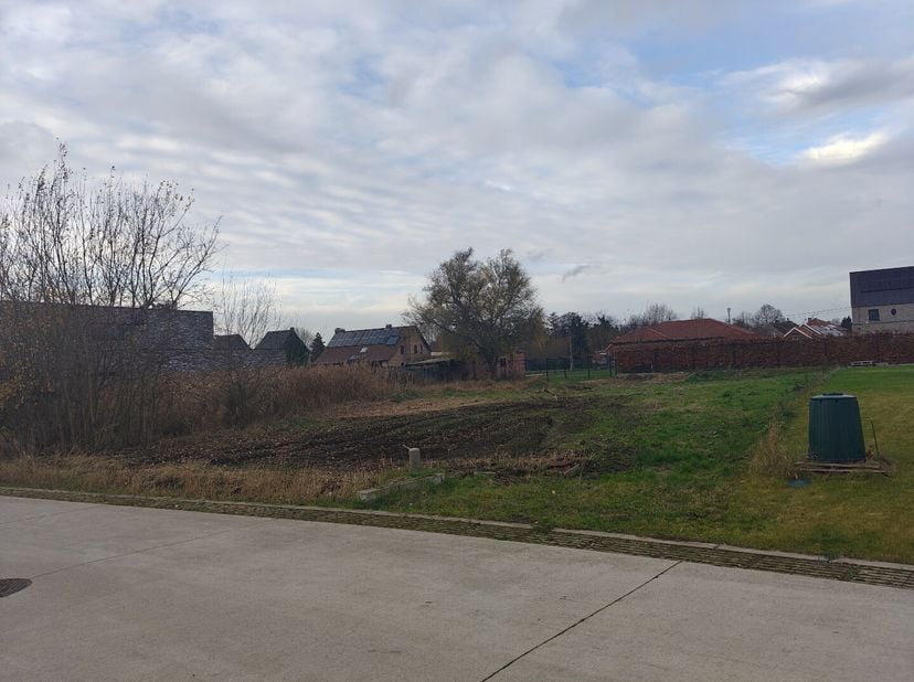 Deze bouwgrond voor open bebouwing van 751 m² is gunstig gelegen in Balen - Wezel. Je geniet hier van een vlotte verbinding naar Dessel, Leopoldsburg