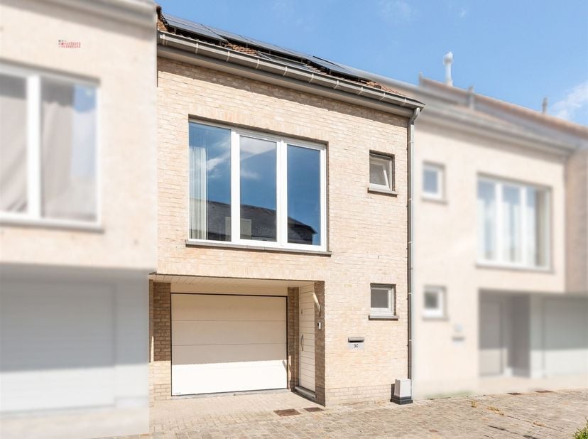 Instapklare bel-etagewoning met 3 slaapkamers, zonnige tuin, garage, parking voor de deur en 10 zonnepanelen<br />
Op een rustige en aangename liggin