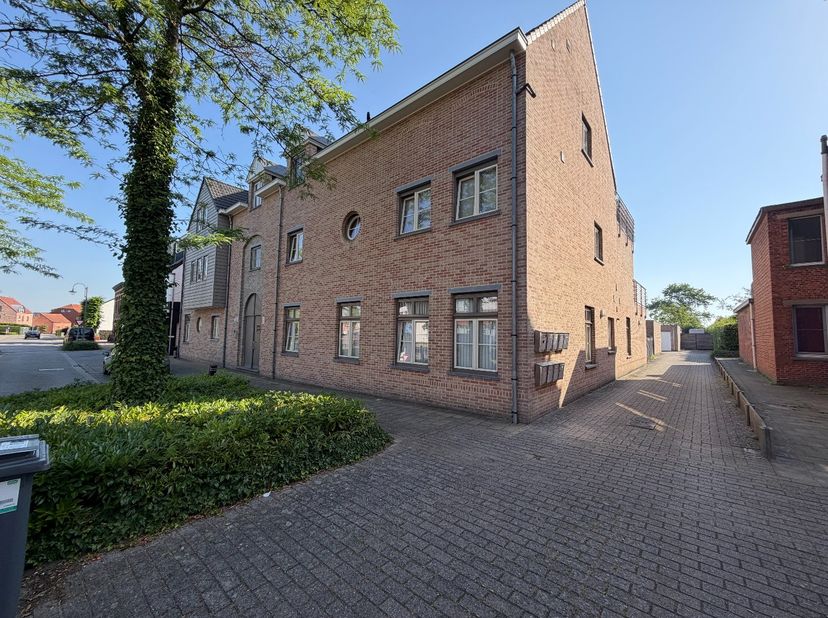 Ligging:<br />
Het appartement is gelegen nabij het centrum van Geel. <br />
Alle nodige faciliteiten (openbaar vervoer, winkels, scholen...) zijn goe