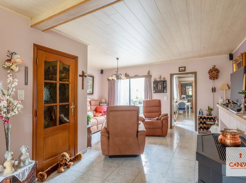 Op zoek naar een woning met ruimte, potentieel en een uitstekende ligging? Deze charmante woning in de Halvemaanstraat te Sint-Amandsberg biedt alles