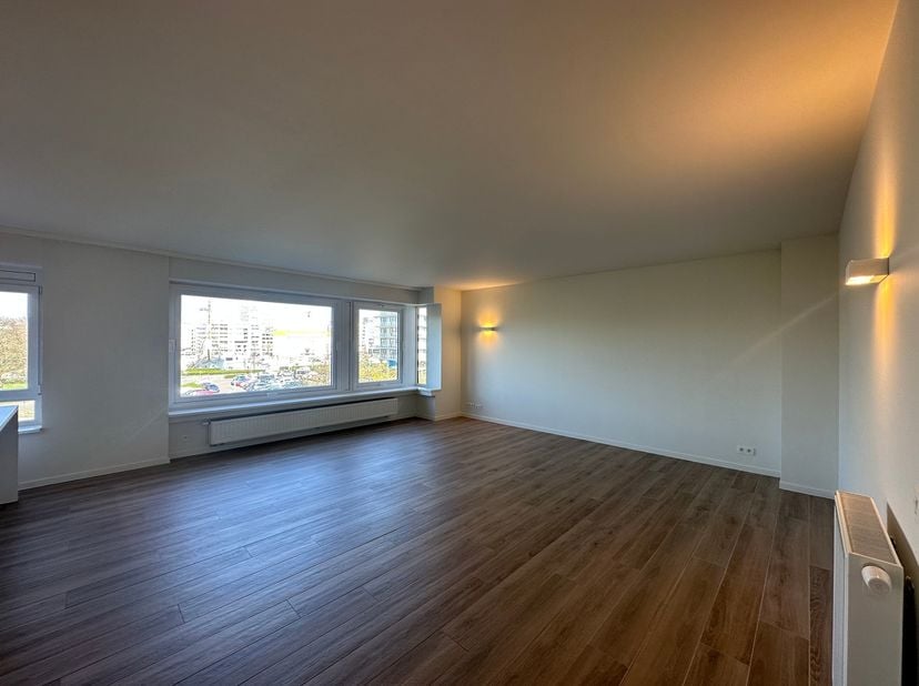Welkom in dit prachtige en luxueuze appartement op de eerste verdieping van residentie Twenty One. Het appartement werd recent gerenoveerd naar de hed