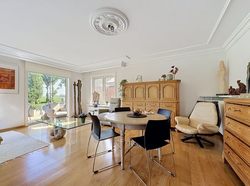 Instapklare woning op slechts enkele minuten rijden van het centrum van Oostduinkerke-Dorp.&amp;nbsp;&amp;nbsp;Deze verzorgde woning verwelkomt u via een mooi