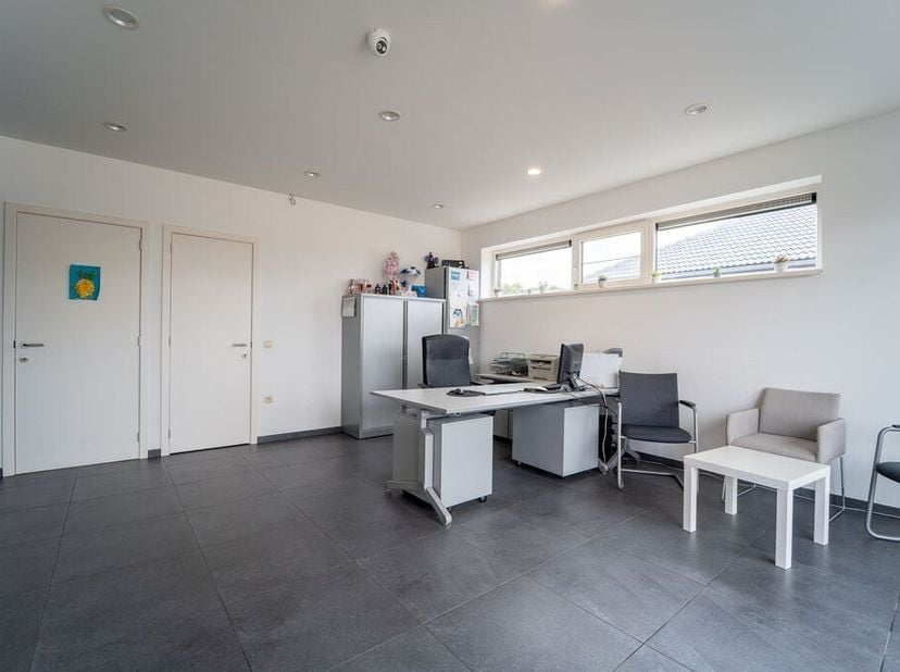 Heeft u interesse? Bekijk deze woning op onze website http://www.domovastgoed.be of contacteer ons op het nummer 011/96.49.96<br />
Gelegen langs een