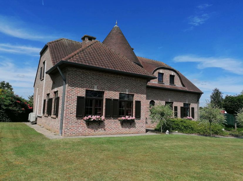 Bent u op zoek naar een ruime woning met een eigen karakter en een uitstekende ligging? Dan is deze villa aan de Dorpsstraat 73 in 3540 Donk beslist e