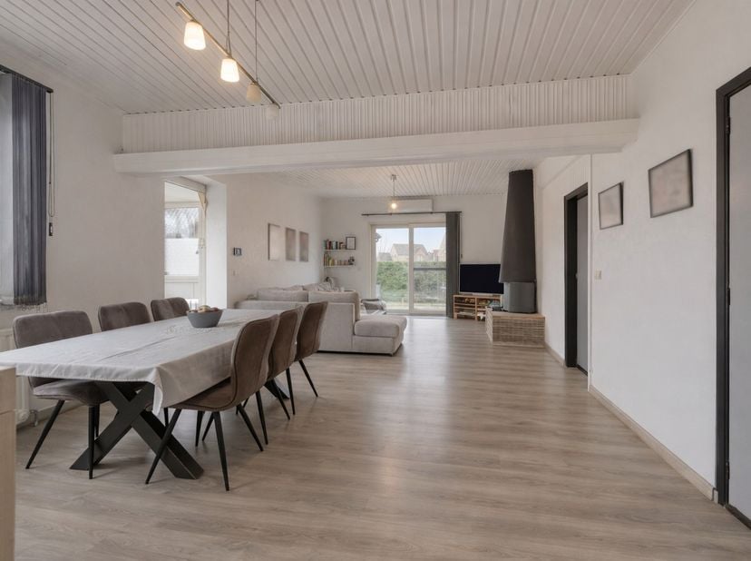 Deze charmante halfopen, gelijkvloerse woning met 2 volwaardige slaapkamers werd gebouwd in 1970 en is gelegen op een mooi perceel van 5a 52ca. Met ee