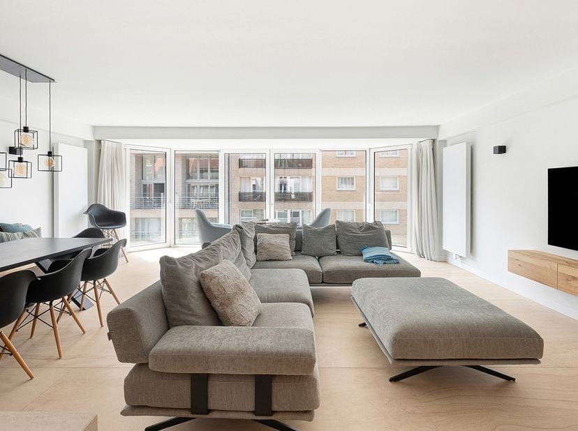 Dit verzorgde en volledig gemeubelde appartement combineert comfort, ruimte en een uitstekende ligging. Dankzij de uitstekende ligging bevindt u zich