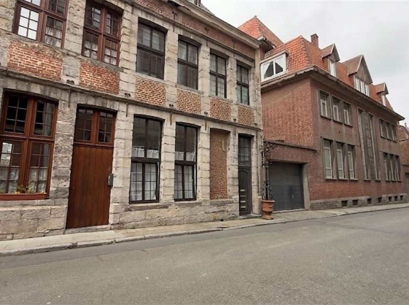 Immeuble de rapport idéalement situé à l'entrée de la ville, proche des commodités et des grands axes.<br />
<br />
Ce bien est composé de 3 entités