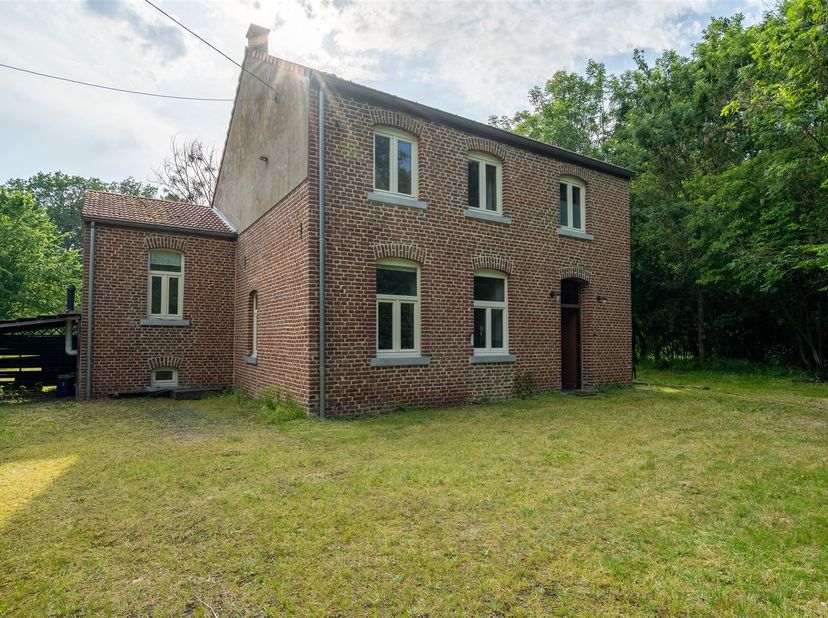 Ontdek deze charmante woning in Bilzen, genesteld op een royaal perceel van 4675,23 m², gelegen in natuurgebied, omringd door groene rust en privacy.