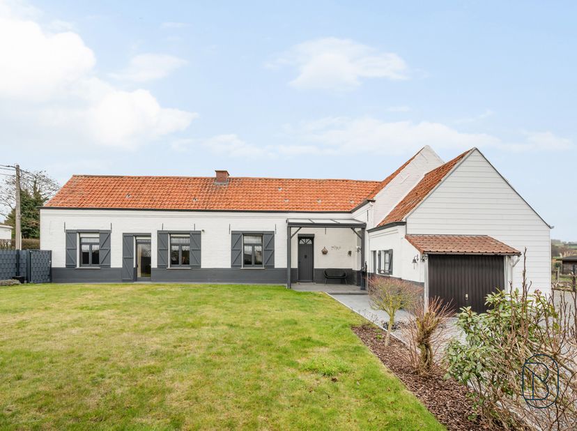 Te koop: charmante gelijkvloerse hoeve op ruim perceel met open zicht in Kain<br />
Gelegen te Kain, aan de ingang van de Mont Saint-Aubert, bevindt z