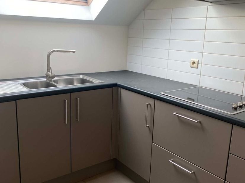 <br />
Dit aangename appartement is ideaal gelegen in het centrum van Lembeek, op wandelafstand van winkels, scholen, openbaar vervoer en het station.