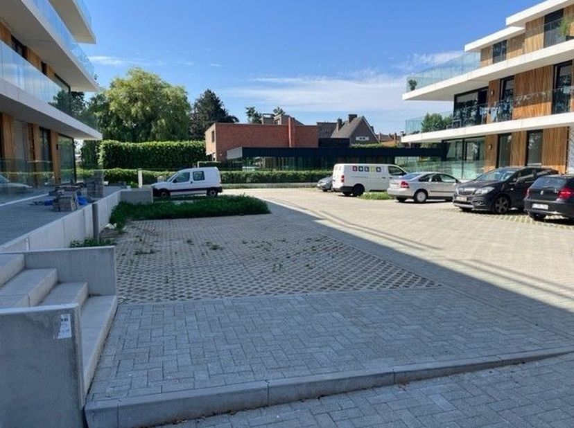 Zéér centraal gelegen private staanplaatsen nabij de markt van Kortemark te koop. Vlakbij het station, aan het nieuwbouwproject Villa Deprez. Wenst u