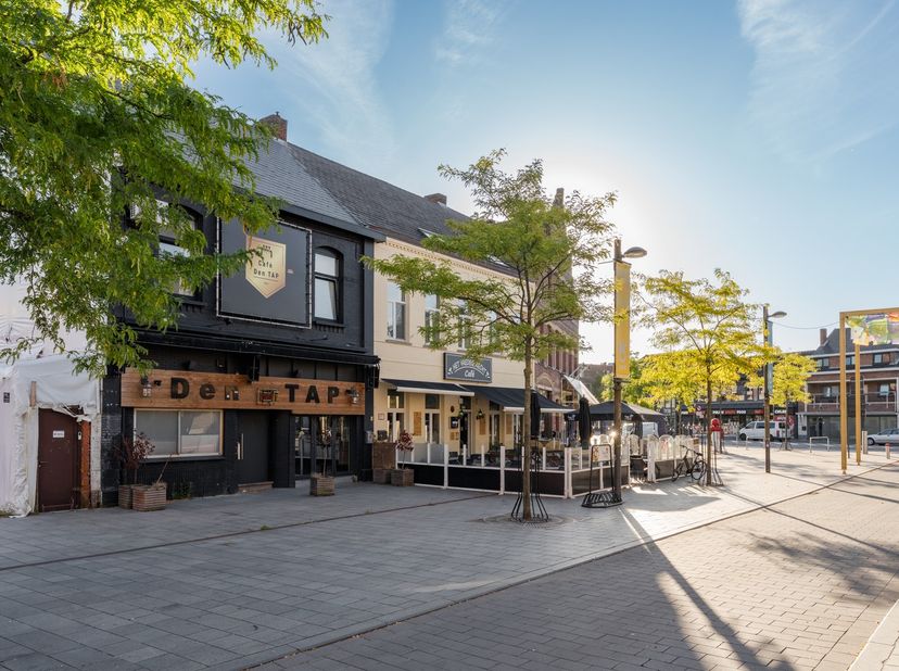 In de bruisende Kerkstraat van Neerpelt, dé horecastraat bij uitstek, bieden wij u dit unieke opbrengsteigendom aan. Het handelspand huisvest het beke
